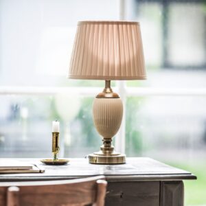 Ottilia Bordlampe beige ink. skjerm